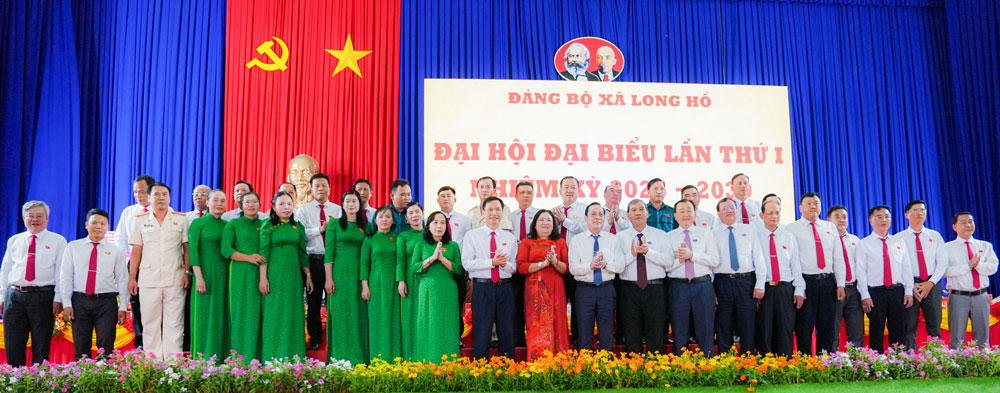  Lãnh đạo Tỉnh ủy chụp ảnh lưu niệm cùng BCH nhiệm kỳ mới. 