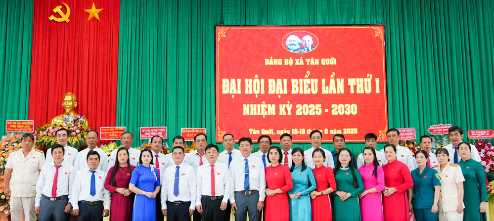 BCH Đảng bộ xã Tân Quới, nhiệm kỳ 2025 - 2030 ra mắt đại hội.