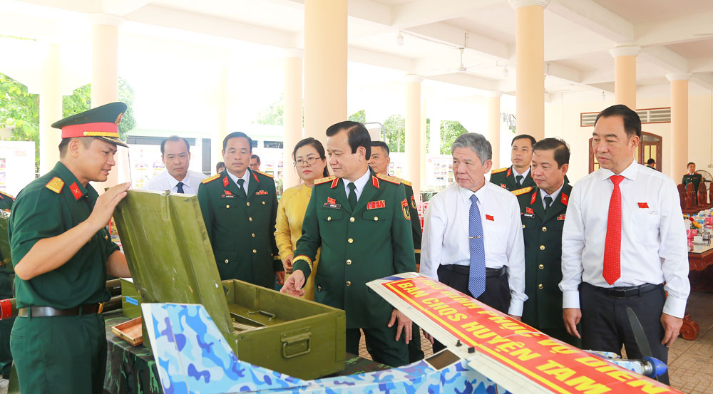 Đại biểu tham quan trưng bày trang thiết bị, sáng kiến cải tiến kỹ thuật của LLVT tỉnh

