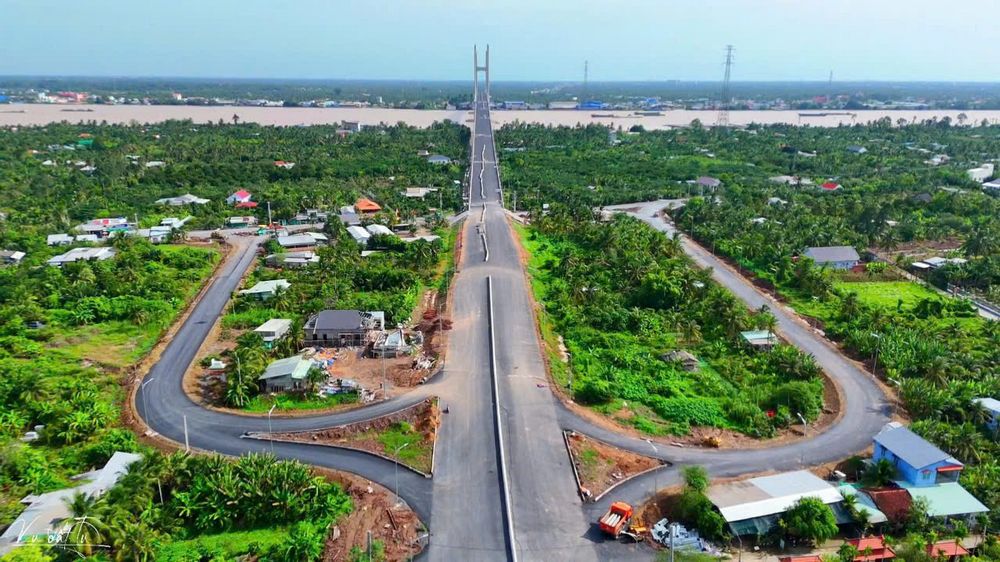 Phần đường mới mở thi công xuyên qua những vườn cây ăn trái. Ảnh: THẠCH THẢO