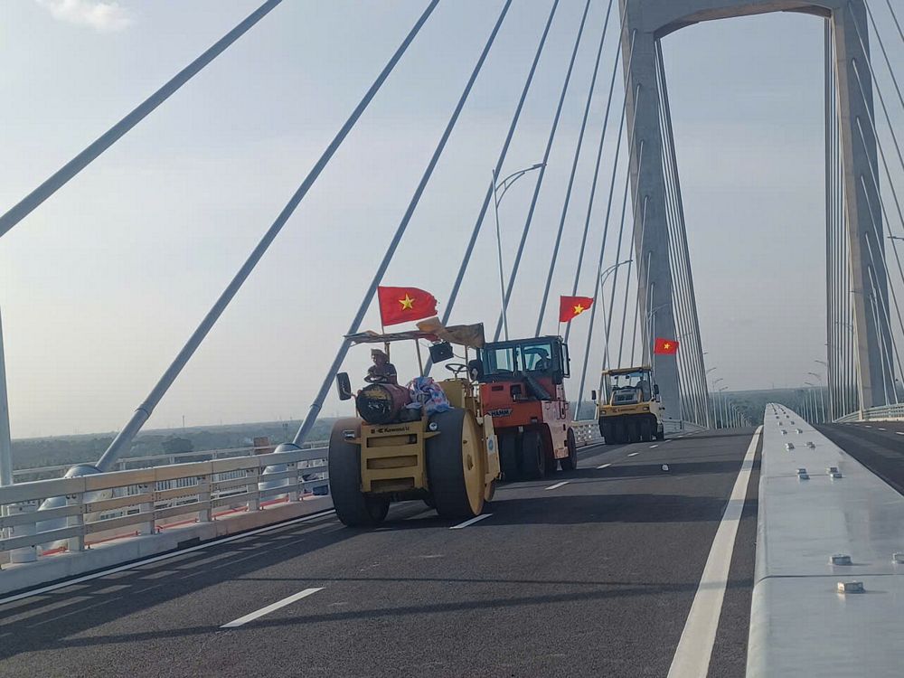 Xe lu thực hiện lu lèn mặt đường sau khi thảm bê tông nhựa. Ảnh: THẠCH THẢO
