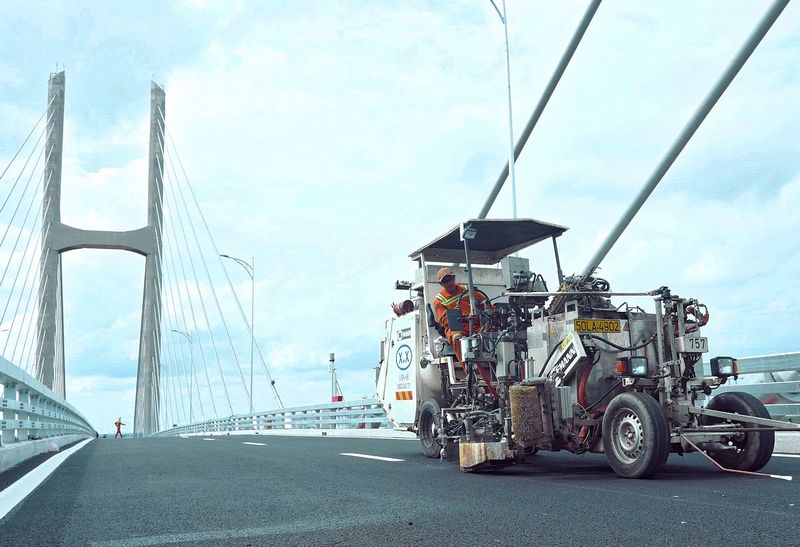 Cầu Rạch Miễu 2 nối tỉnh Đồng Tháp và Vĩnh Long dự kiến khánh thành và đưa vào khai thác trước ngày 2/9. Ảnh: KHÁNH DUY