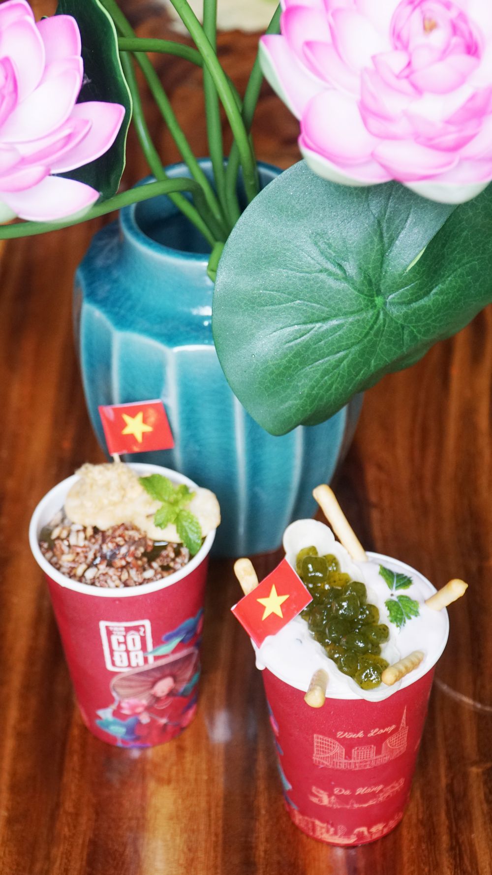 Lễ Quốc khánh 2/9﻿ đến gần, không khí rộn ràng tràn ngập khắp các con phố, quán cà phê cũng khoác lên mình sắc đỏ rực rỡ﻿ của cờ Tổ quốc.