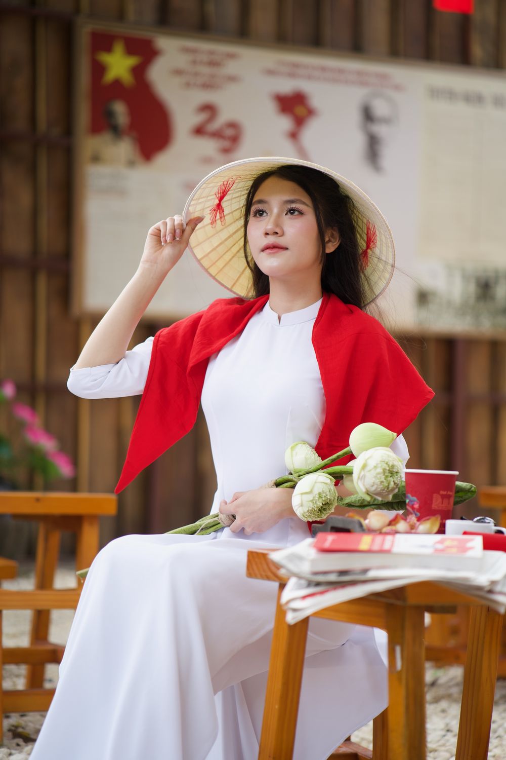 Nhiều bạn trẻ tìm đến các quán cà phê có cờ Tổ quốc để lưu giữ khoảnh khắc trong dịp lễ. 