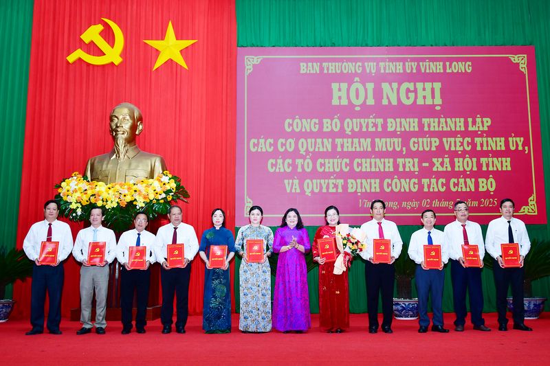 Đồng chí Hồ Thị Hoàng Yến- Phó Bí thư Thường trực Tỉnh ủy trao Quyết định cho lãnh đạo Ban Tuyên giáo và Dân vận Tỉnh ủy.