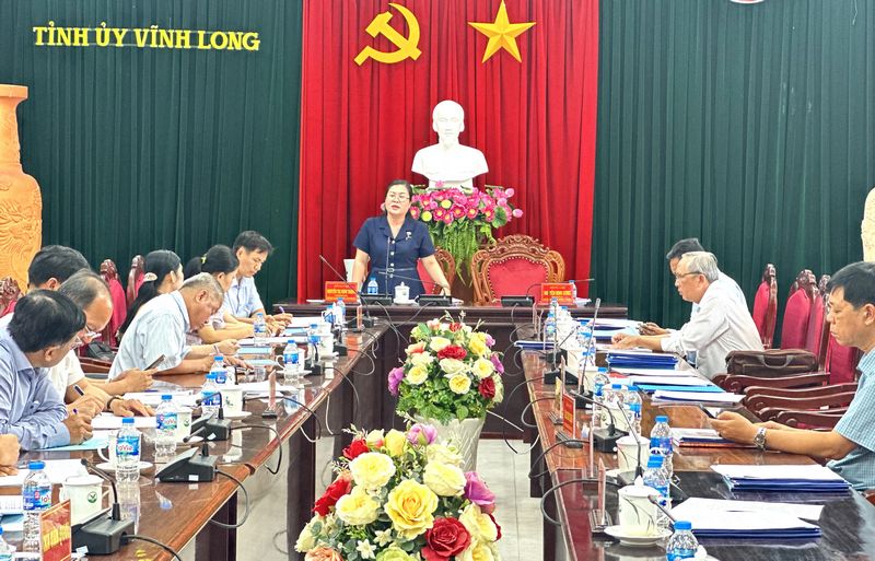 Đồng chí Nguyễn Thị Minh Trang- Ủy viên Ban Thường vụ Tỉnh ủy, Trưởng Ban Tuyên giáo và Dân vận Tỉnh ủy cùng các thành viên Tổ Công tác số 3 thẩm định văn kiện đại hội đảng bộ cho các địa phương.
