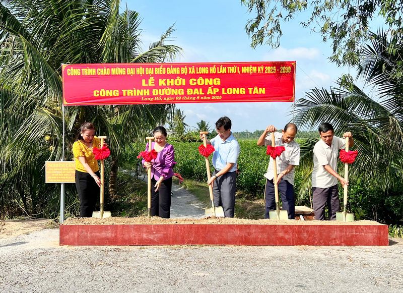
Đại biểu động thổ khởi công xây dựng công trình đường đan ấp Long Tân. 
