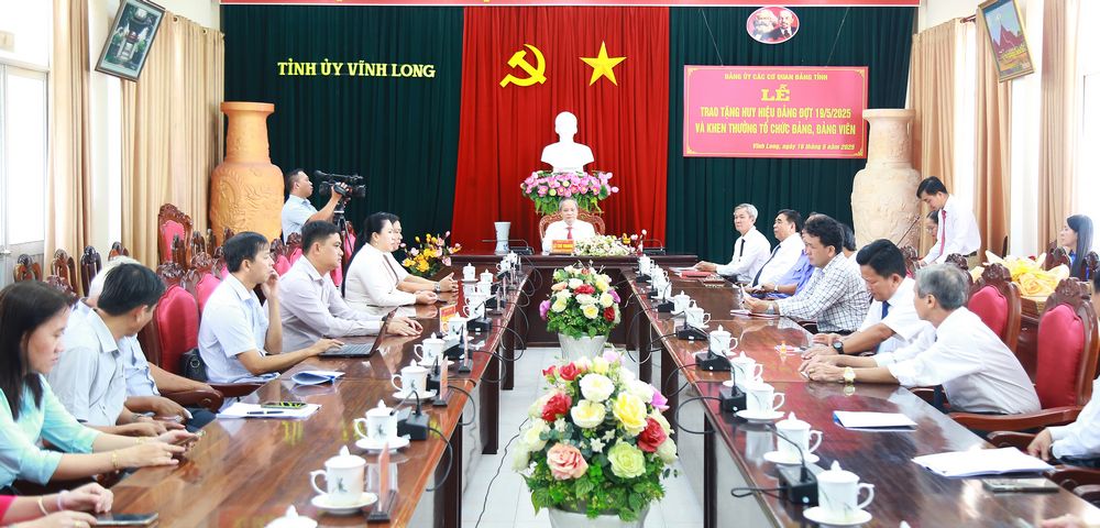 Đảng bộ Các cơ quan Đảng tỉnh đề ra các nhiệm vụ, giải pháp thiết thực, cụ thể, phù hợp, lãnh đạo cán bộ, đảng viên thực hiện nhiệm vụ chính trị, chuyên môn.
