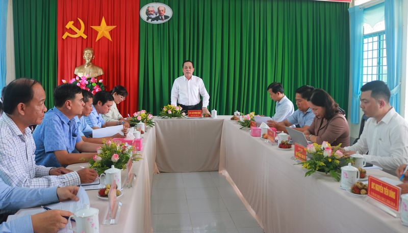 Phó Bí thư Tỉnh ủy- Lâm Minh Đằng và đoàn công tác kiểm tra tại xã Quới Thiện. Ảnh: TL
