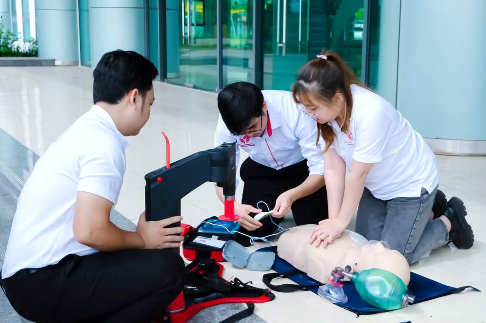 Theo bác sĩ, đột tử do tim là tình huống khẩn cấp bậc nhất, người chứng kiến cần lập tức gọi cấp cứu 115. Trong ảnh: Thực hành ép tim ngoài lồng ngực xử trí đột tử.

