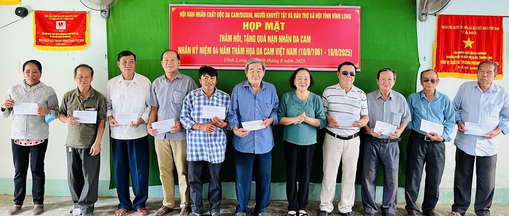 Lãnh đạo Hội Nạn nhân chất độc da cam/dioxin, Người khuyết tật và Bảo trợ xã hội tỉnh Vĩnh Long trao tặng quà các nạn nhân chất độc da cam.