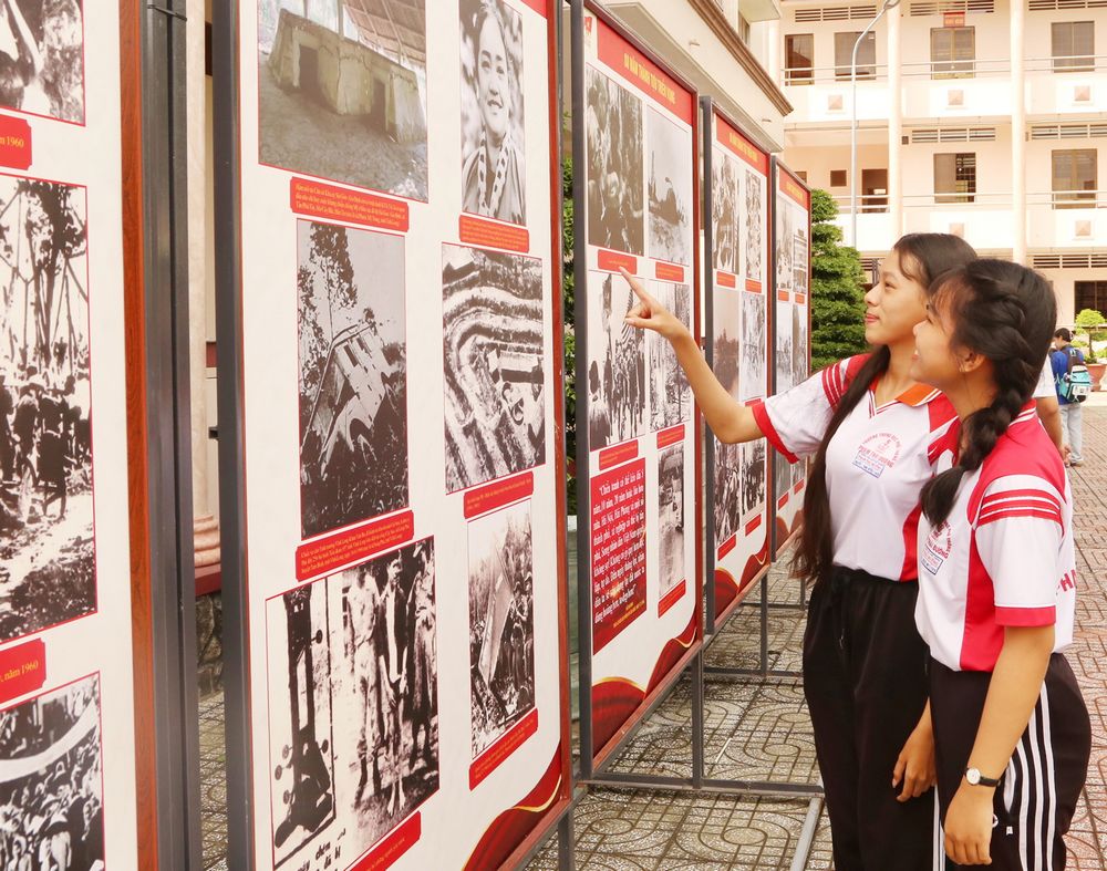 Học sinh tham quan triển lãm chuyên đề 80 năm Quốc khánh nước Cộng hòa xã hội chủ nghĩa Việt Nam (2/9/1945-2/9/2025). Ảnh: NGỌC XOÀN