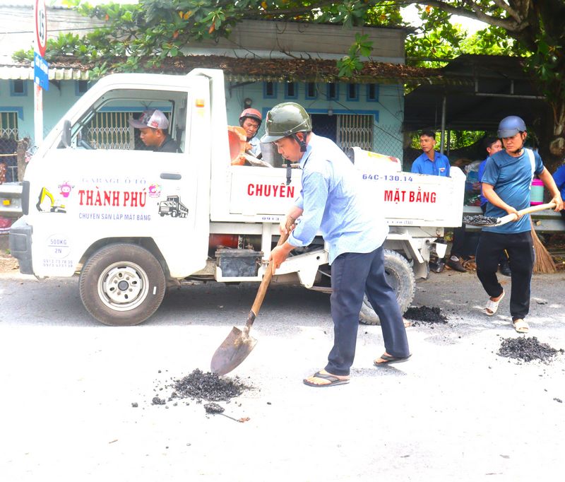 Vá giặm mặt đường.