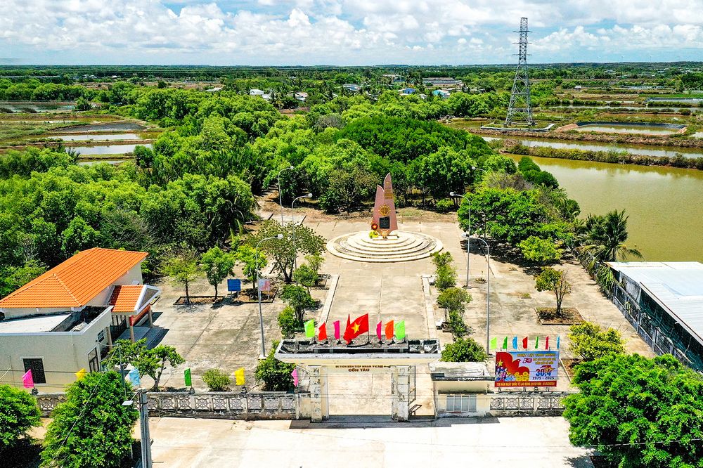 Di tích lịch sử Bến tiếp nhận vũ khí Cồn Tàu tại phường Trường Long Hòa.