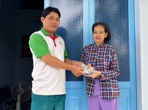 Trao tiền bạn đọc giúp bà Trần Kim Hoa