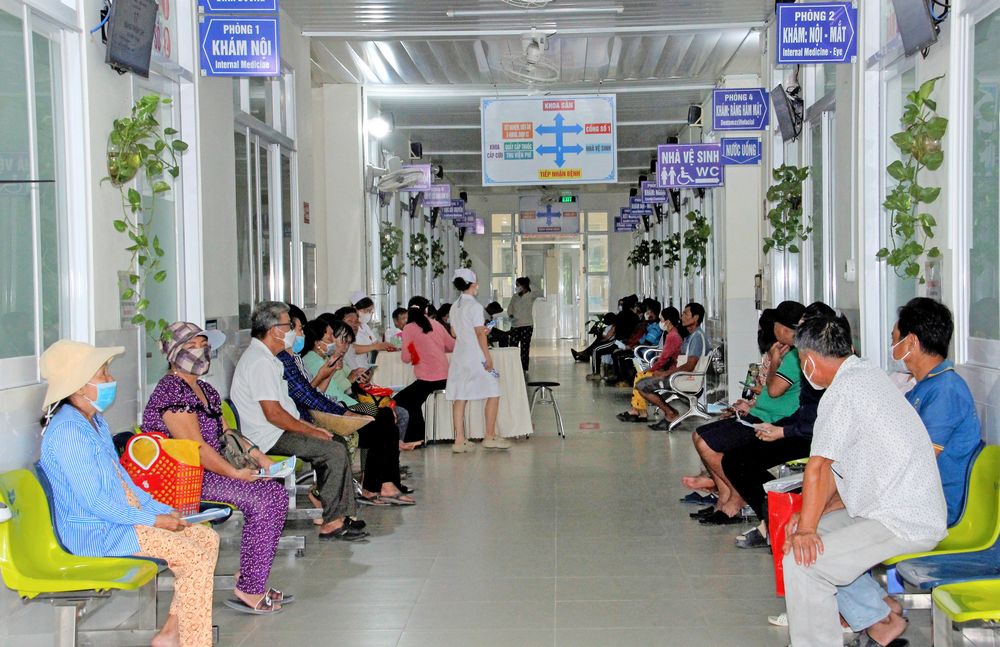 Hành lang khu khám bệnh Trung tâm Y tế khu vực Mang Thít xanh mát với những chậu cây.
