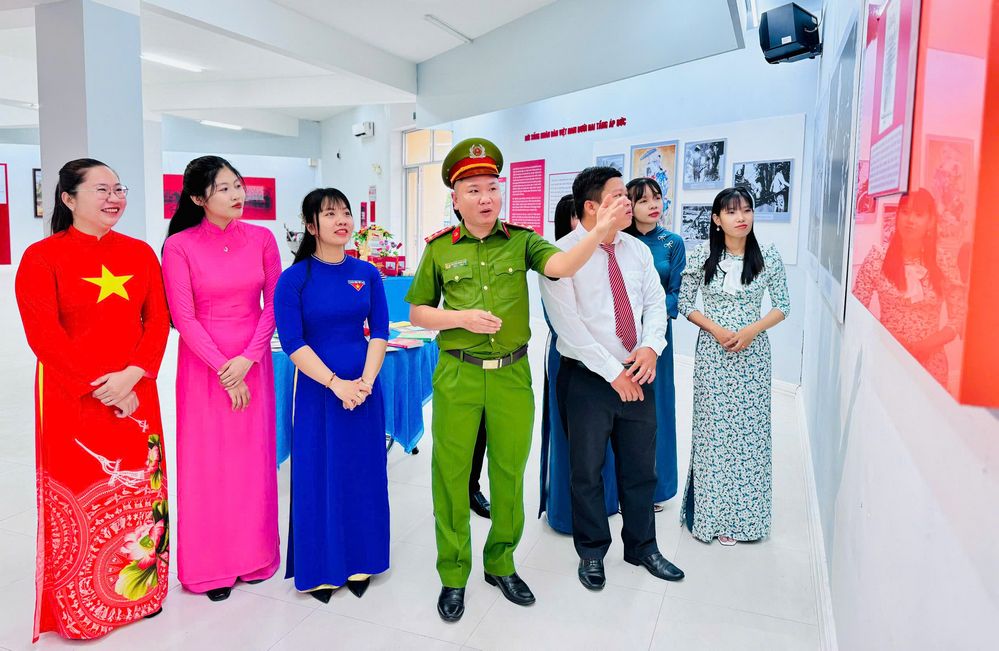 Kế thừa, vận dụng sáng tạo giá trị của bản Tuyên ngôn độc lập trong kỷ nguyên vươn mình. Trong ảnh: Thế hệ trẻ tỉnh nhà ôn lại các cột mốc lịch sử, cách mạng Việt Nam. 

