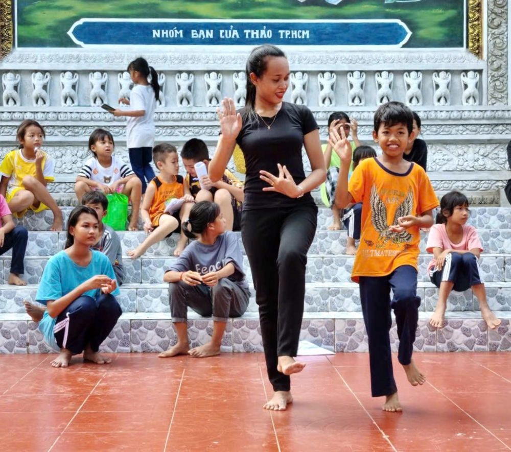 Chị Thạch Thị Ni Ta truyền dạy điệu múa của đồng bào Khmer cho các em nhỏ.

