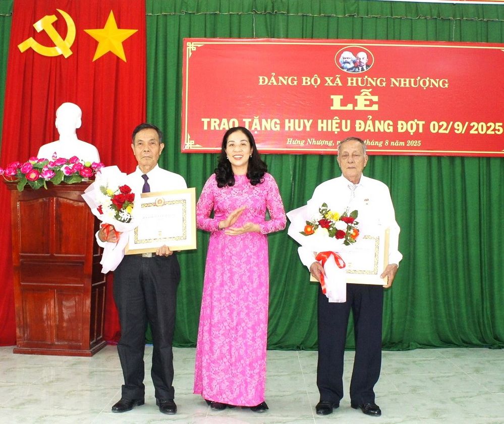 Đảng ủy xã Hưng Nhượng trao Huy hiệu 55 năm tuổi đảng cho các đảng viên.

