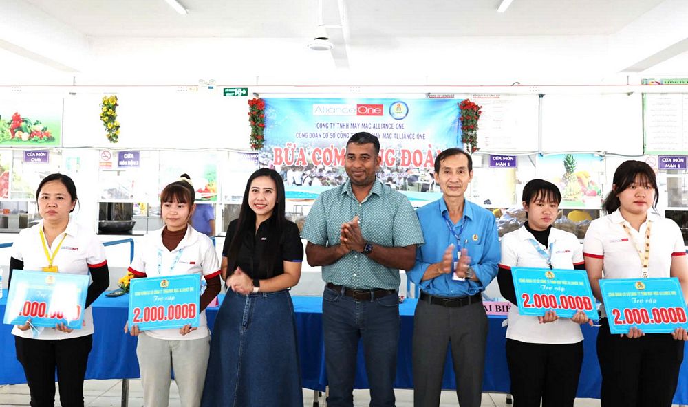 Trao trợ cấp cho công nhân lao động có hoàn đặc biệt khó khăn.