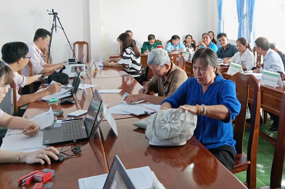 Tổ trưởng tổ tiết kiệm và vay vốn (NHCSXH Châu Thành) nộp lãi tại điểm giao dịch Hòa Thuận (phường Hòa Thuận). Ảnh: BT