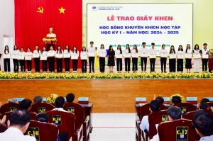 Trường Kinh tế, Luật trao giấy khen và học bổng cho 151 sinh viên