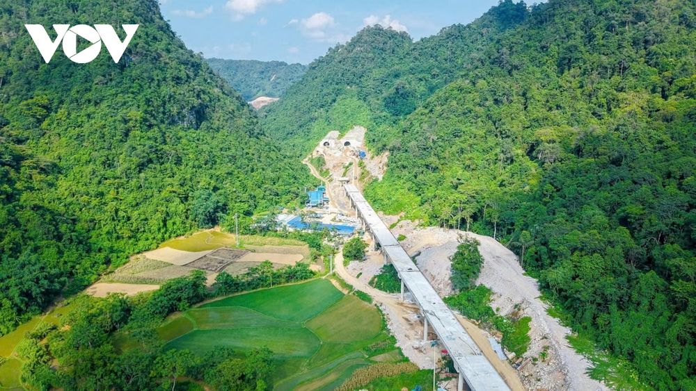 Theo báo cáo của Doanh nghiệp dự án, đến nay, các nhà thầu đã huy động hơn 3.200 nhân sự cùng 1.456 máy móc, thiết bị, triển khai đồng loạt tại 287 mũi thi công. Sản lượng đạt 3.980/10.600 tỷ đồng (38% giá trị hợp đồng), tương đương đạt 60% sản lượng thông tuyến năm 2025.