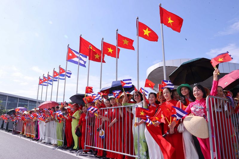 Đông đảo nhân dân Thủ đô Hà Nội đón Bí thư Thứ nhất, Chủ tịch nướcCuba Miguel Diaz-Canel Bermudez và Phu nhân tại Sân bay quốc tế Nội Bài. (Ảnh: Văn Điệp/TTXVN)