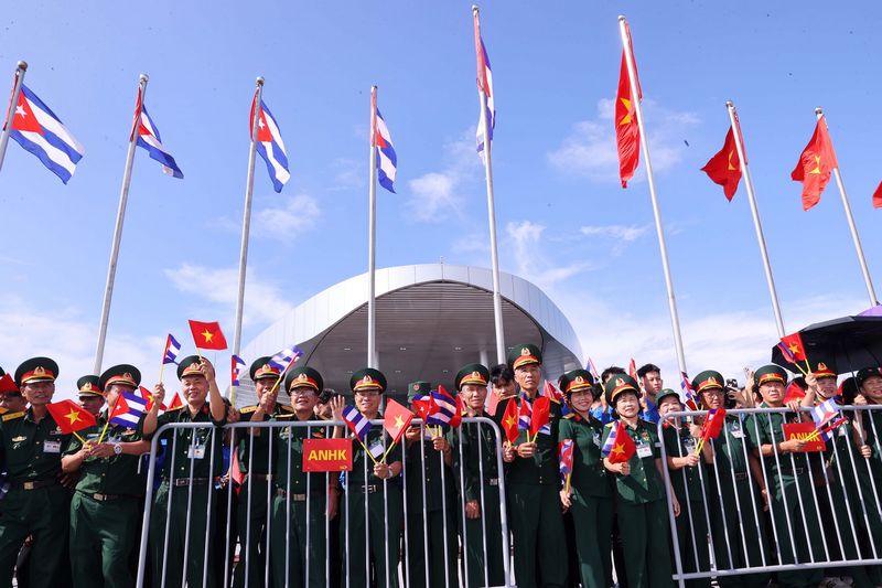 Đông đảo nhân dân Thủ đô Hà Nội đón Bí thư Thứ nhất, Chủ tịch nướcCuba Miguel Diaz-Canel Bermudez và Phu nhân tại Sân bay quốc tế Nội Bài. (Ảnh: Văn Điệp/TTXVN)