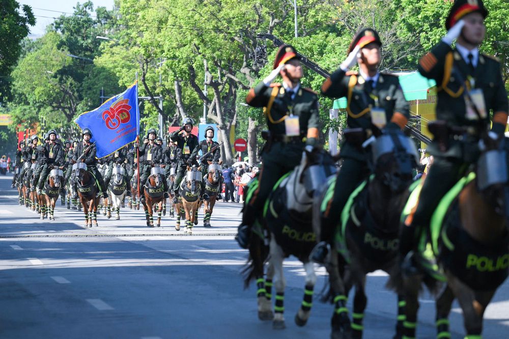 Đoàn Cảnh sát cơ động Kỵ binh Việt Nam tham gia chương trình trên phố đi bộ Hồ Hoàn Kiếm.