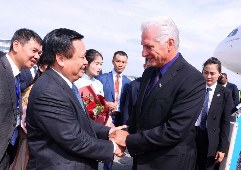 Đồng chí Nguyễn Xuân Thắng, Ủy viên Bộ Chính trị, Giám đốc Học viện Chính trị quốc gia Hồ Chí Minh, Chủ tịch Hội đồng Lý luận Trung ương đón Bí thư Thứ nhất, Chủ tịch nước Cuba Miguel Diaz-Canel Bermudez và Phu nhân tại Sân bay quốc tế Nội Bài. (Ảnh: Văn Điệp/TTXVN)