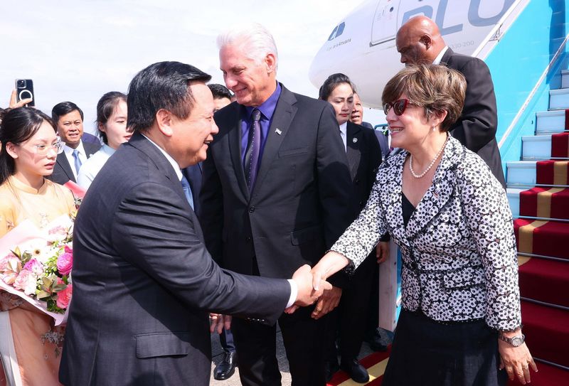 Đồng chí Nguyễn Xuân Thắng, Ủy viên Bộ Chính trị, Giám đốc Học viện Chính trị quốc gia Hồ Chí Minh, Chủ tịch Hội đồng Lý luận Trung ương đón Bí thư Thứ nhất, Chủ tịch nước Cuba Miguel Diaz-Canel Bermudez và Phu nhân tại Sân bay quốc tế Nội Bài. (Ảnh: Văn Điệp/TTXVN)