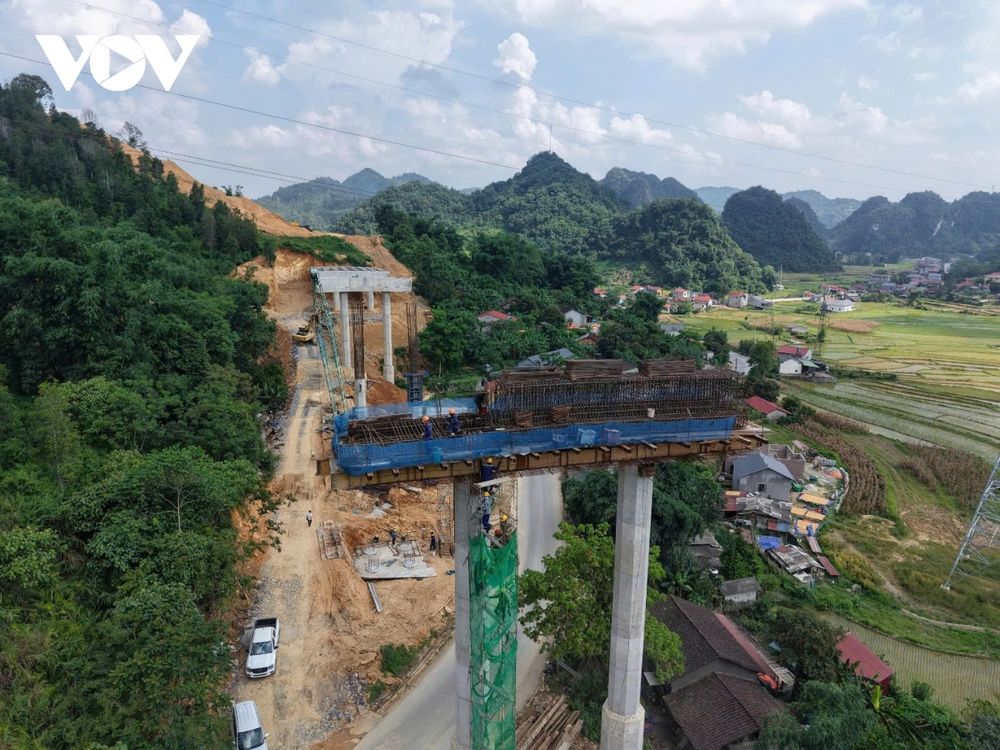 Trước thời hạn thông tuyến giai đoạn 1 vào tháng 12 sắp tới, toàn bộ dự án đã thực hiện 14,73/23 triệu m³ đào và 7,62/14,6 triệu m³ đắp. Tuy nhiên, thời tiết mưa lũ cùng cấu tạo địa chất phức tạp và yêu cầu triển khai song song một số công việc của giai đoạn 2 đã tạo áp lực không nhỏ về tiến độ đối với các đơn vị thi công.