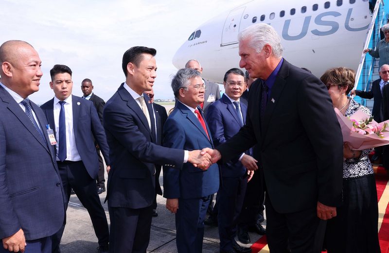 Lãnh đạo các ban, bộ, ngành của Việt Nam đón Bí thư Thứ nhất, Chủ tịch nước Cuba Miguel Diaz-Canel Bermudez và Phu nhân tại Sân bay quốc tế Nội Bài, Hà Nội. (Ảnh: Văn Điệp/TTXVN)