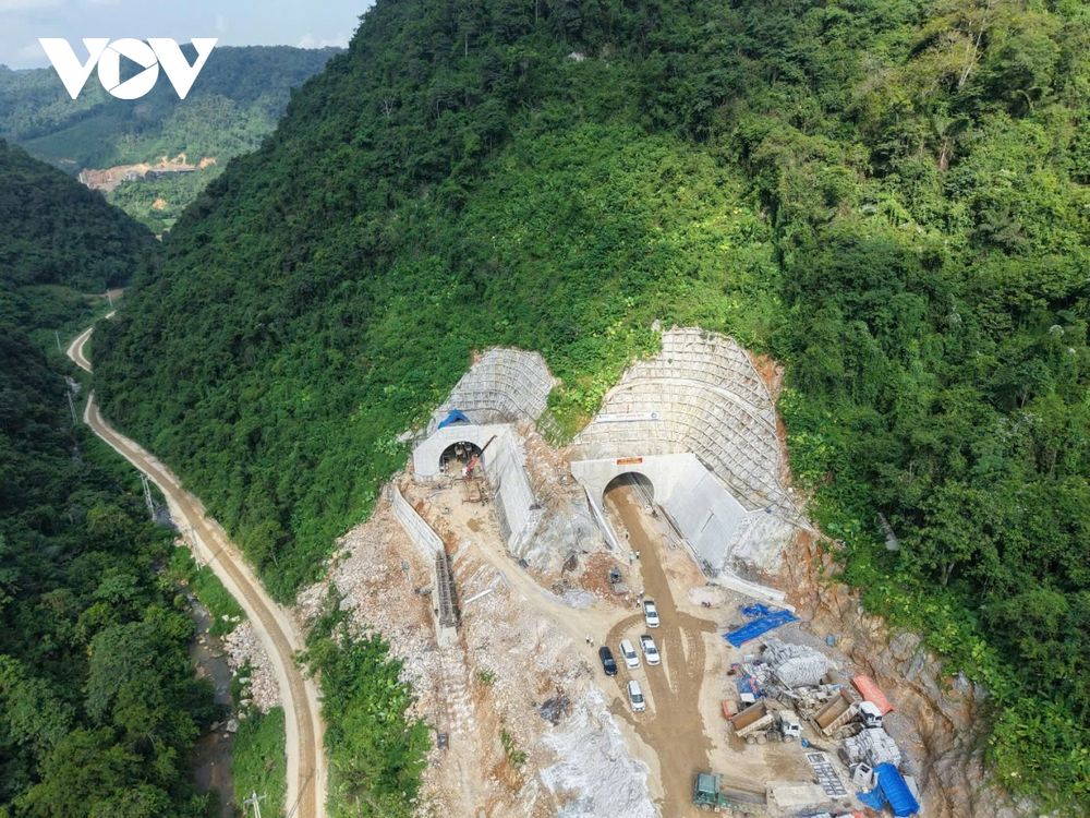 Bất chấp tình trạng mưa lũ và đường công vụ hiểm trở thời gian qua, lực lượng thi công vẫn nỗ lực đưa các hạng mục về đích đúng tiến độ.