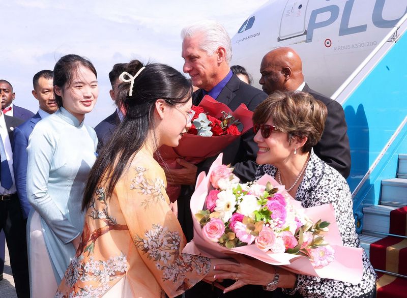 Thiếu nữ Thủ đô tặng hoa chào mừng Bí thư Thứ nhất, Chủ tịch nước Cuba Miguel Diaz-Canel Bermudez và Phu nhân tới thăm Việt Nam. (Ảnh: Văn Điệp/TTXVN)
