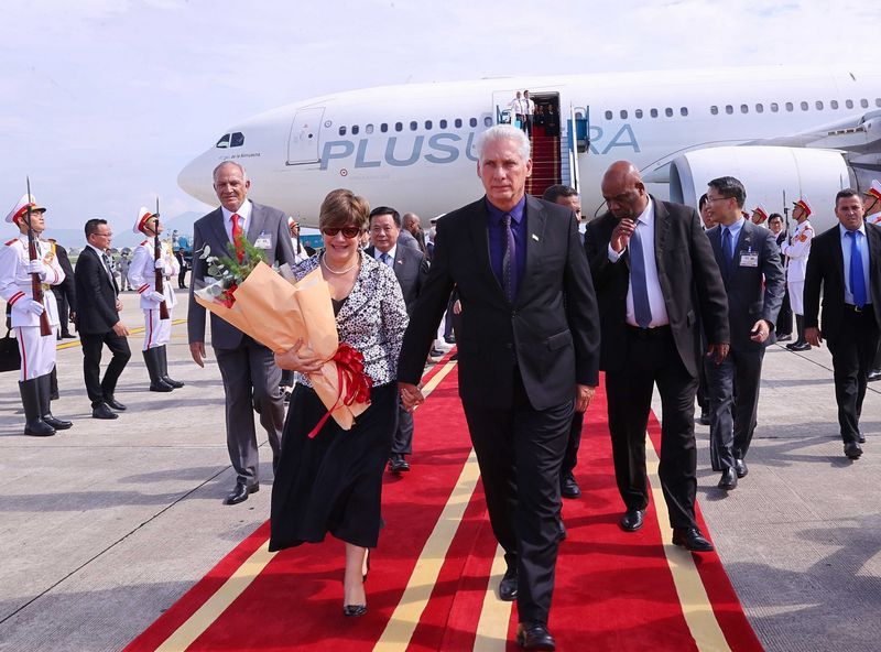 Bí thư Thứ nhất, Chủ tịch nước Cuba Miguel Diaz-Canel Bermudez và Phu nhân đến Hà Nội, bắt đầu chuyến thăm cấp Nhà nước tới Việt Nam. (Ảnh: Văn Điệp/TTXVN)