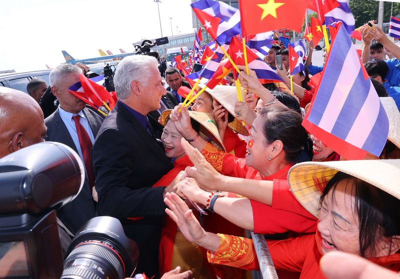 Bí thư Thứ nhất, Chủ tịch nướcCuba Miguel Diaz-Canel Bermudez giao lưu với đông đảo người dân Thủ đô ra đón tại Sân bay quốc tế Nội Bài, Hà Nội. (Ảnh: Văn Điệp/TTXVN)