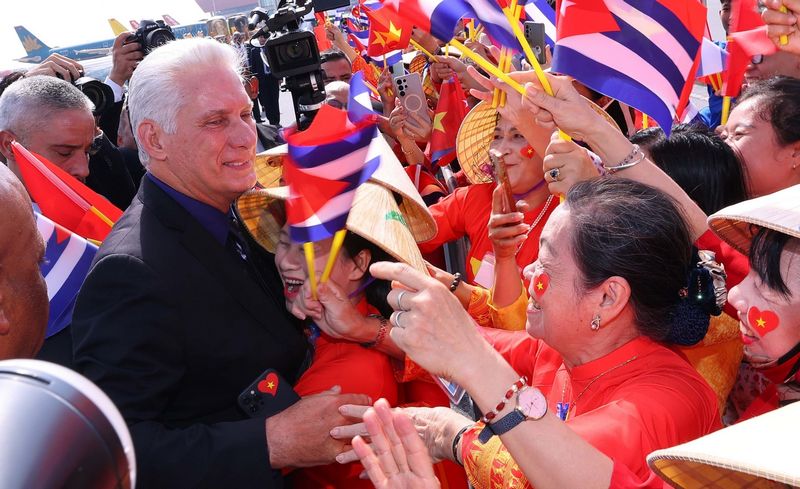 Bí thư Thứ nhất, Chủ tịch nước Cuba Miguel Diaz-Canel Bermudez giao lưu với đông đảo người dân Thủ đô ra đón tại Sân bay quốc tế Nội Bài, Hà Nội. (Ảnh: Văn Điệp/TTXVN)