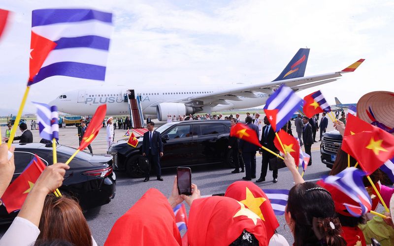 Đông đảo người dân Thủ đô Hà Nội đón Bí thư Thứ nhất, Chủ tịch nước Cuba Miguel Diaz-Canel Bermudez và Phu nhân tại sân bay quốc tế Nội Bài. (Ảnh: Văn Điệp/TTXVN)