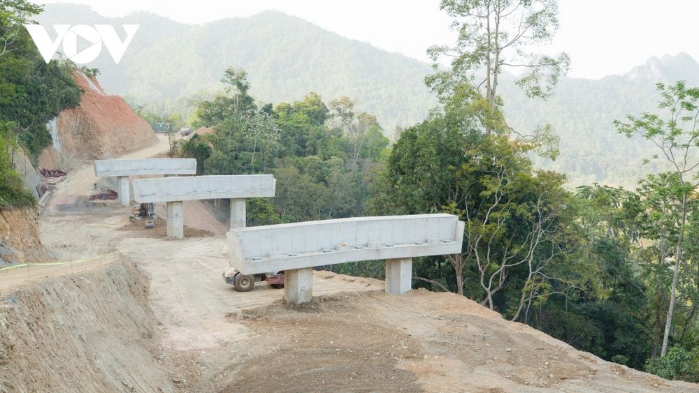 Một “bài toán” nan giải khác của dự án là tình trạng khan hiếm nguồn nhân lực tại khu vực miền núi, đặc biệt là nhân sự điều khiển máy móc hạng nặng. Để tháo gỡ, Tập đoàn Đèo Cả đã chủ động phối hợp với các trường đào tạo nghề, đề xuất Bộ Xây dựng huy động giảng viên và học viên Trường Cao đẳng Giao thông Vận tải Trung ương I và IV trực tiếp đến công trường hỗ trợ.