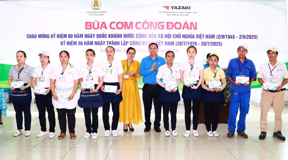 Ông Nguyễn Phúc Linh- Tỉnh ủy viên, Chủ tịch LĐLĐ tỉnh và bà Nguyễn Thị Lệ Hằng- Tổng Giám đốc Công ty TNHH Y tế Sài Gòn Center, tặng quà cho công nhân lao động.

