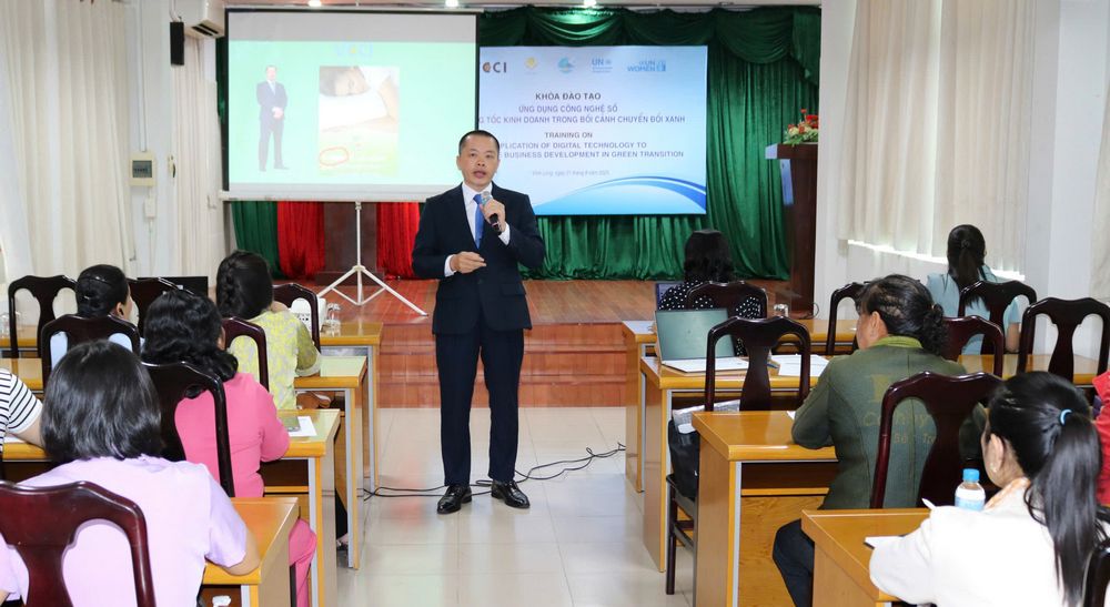 TS. Nguyễn Trung Hoà triển khai nội dung giảng dạy tại khoá đào tạo. 

