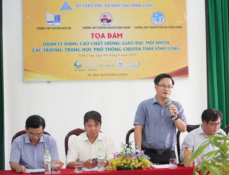 Phó Giám đốc Sở GD- ĐT Võ Văn Bé Hai phát biểu kết luận buổi tọa đàm.

