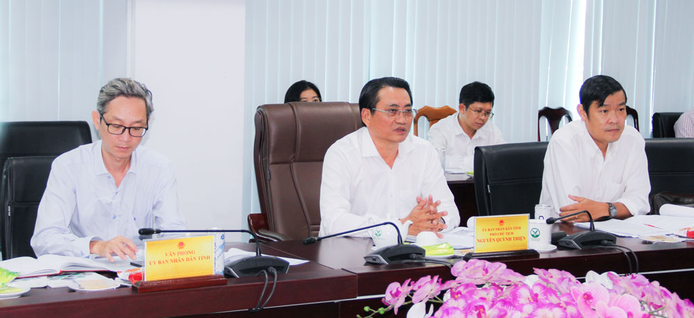 Ông Nguyễn Quỳnh Thiện- Phó Chủ tịch UBND tỉnh trao đổi với lãnh đạo Công ty CP Môi trường Wangneng tại buổi làm việc.