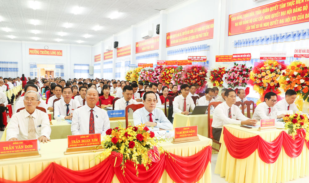 Đại biểu dự Đại hội đảng bộ phường Trường Long Hòa.
