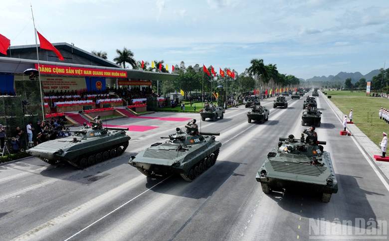 Hàng trăm khí tài quân sự thuộc các lực lượng Bộ Quốc phòng, Bộ Công an đi qua Trung tâm Huấn luyện quân sự quốc gia 4. Thượng tướng Nguyễn Văn Nghĩa, Phó Tổng Tham mưu trưởng Quân đội nhân dân Việt Nam, Trưởng Tiểu ban diễu binh, diễu hành chủ trì buổi tổng hợp luyện.