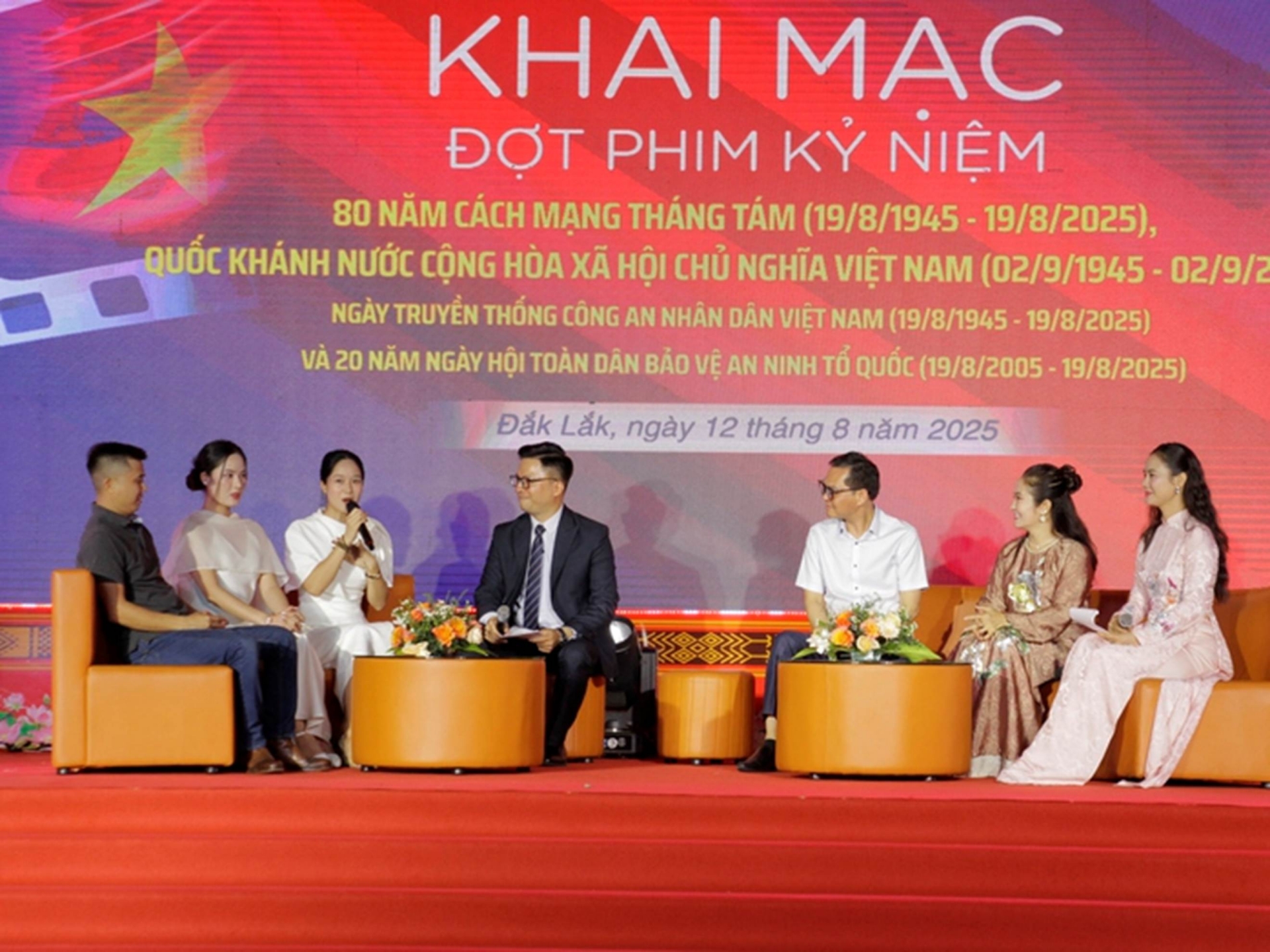 Chương trình giao lưu giữa các nghệ sĩ, diễn viên với khán giả trong đợt phim kỷ niệm các ngày lễ lớn. (Ảnh: HƯỜNG ĐẶNG)


