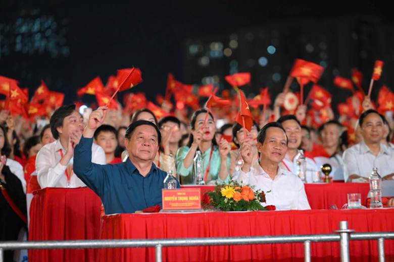 
Ủy viên Bộ Chính trị, Bí thư Trung ương Đảng, Trưởng ban Tuyên giáo và Dân vận Trung ương Nguyễn Trọng Nghĩa cùng các đại biểu tham dự chương trình
