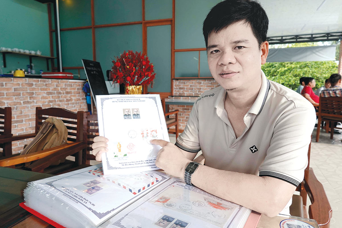Sách tem của ông Trịnh Văn Thu. Ảnh: MỸ HẠNH